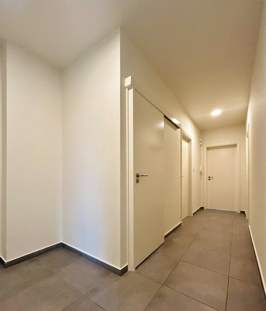 Ruim appartement met veel lichtinval, 3 slaapkamers en garage foto 2