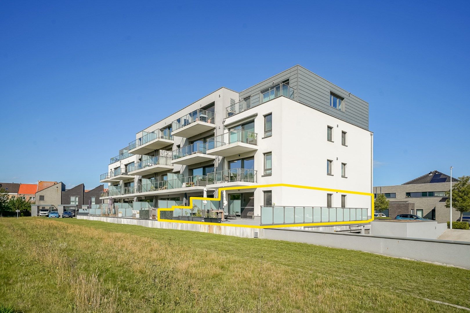 2 slaapkamer appartement met groot terras, garage en open uitzicht op groen foto {{pictureIndex}}