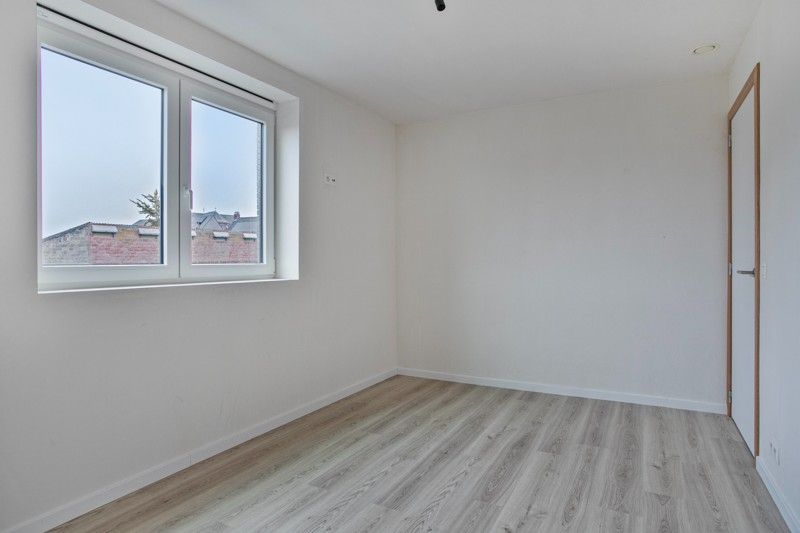 Prachtige, verrassend ruime nieuwbouwwoning met 3 slaapkamers én inpandige garage te koop in Dentergem! foto 12