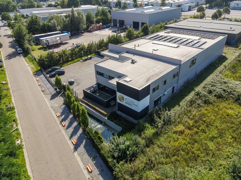 MODERN BEDRIJFSGEBOUW MET MAGAZIJN, KANTOREN EN APPARTEMENT foto 50