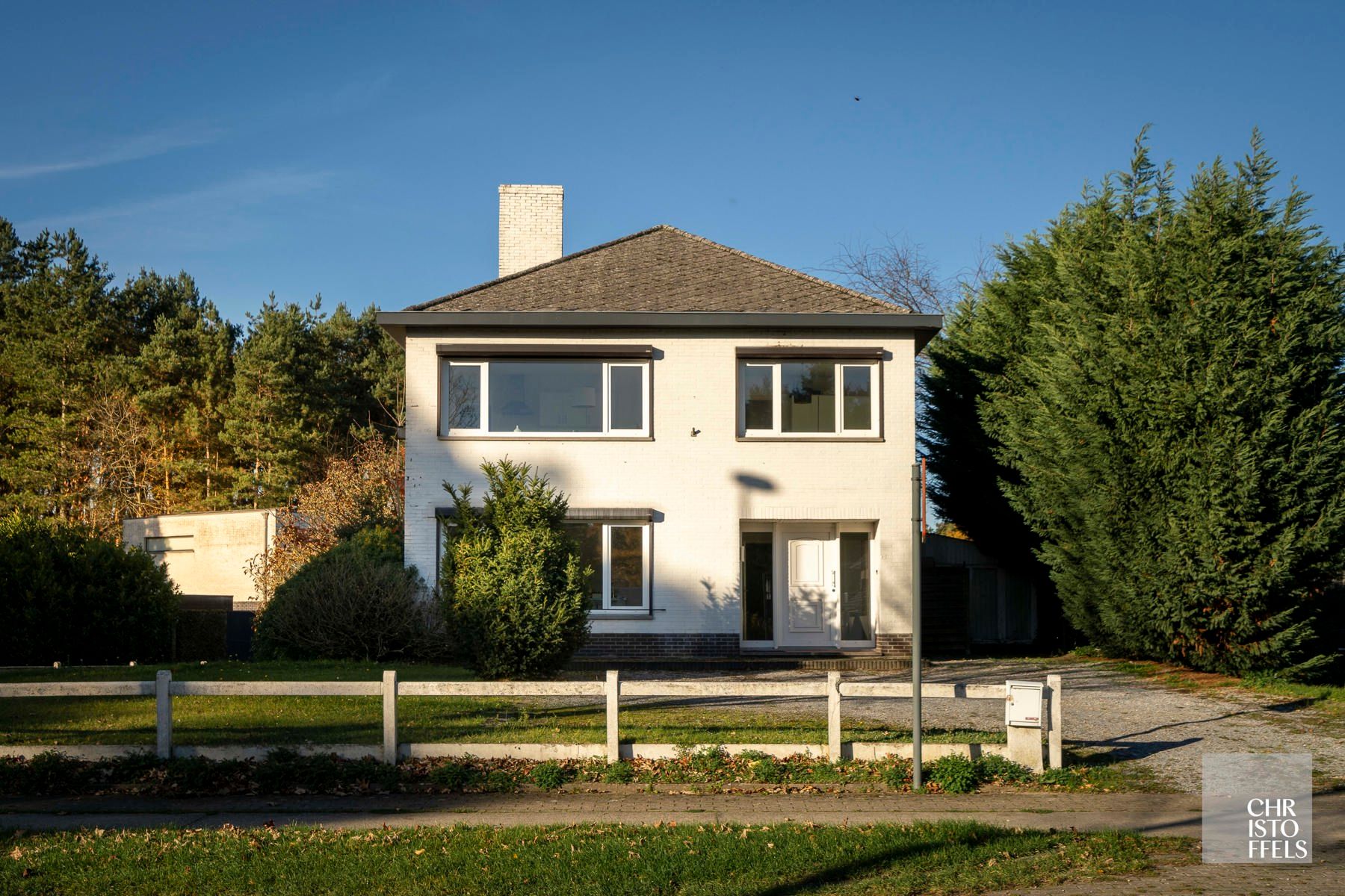 Hoofdfoto van de publicatie: Te renoveren woning met 3 slaapkamers op ruim perceel van 1.085 m²