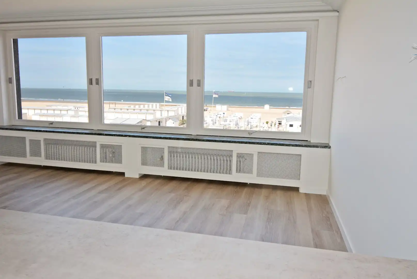 Gerenoveerd, ruim appartement op de Zeedijk Albertstrand foto 5