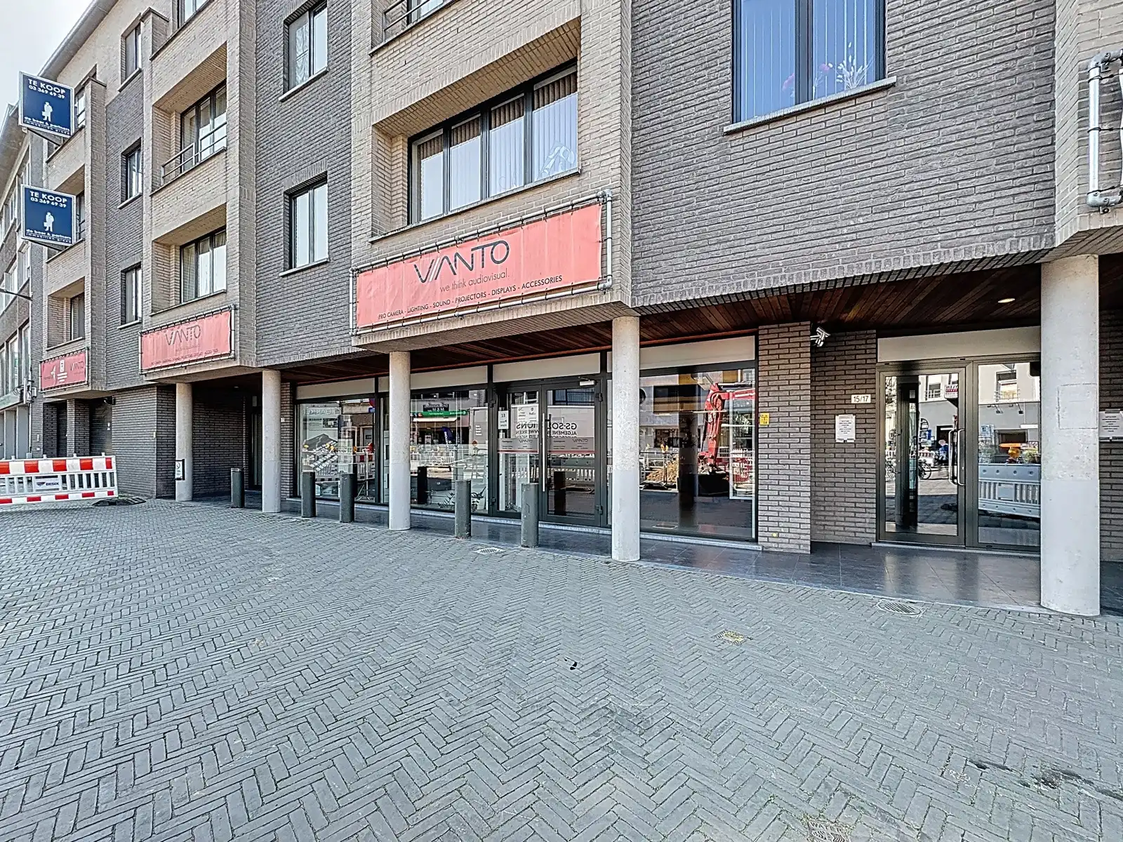 Commercieel Pand met Grote Visibiliteit vlakbij Bredabaan foto {{pictureIndex}}