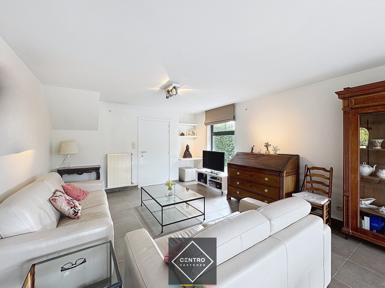Instapklare woning met 3 slpks, garage én ZUIDger. tuin  te Oostkamp! foto 5