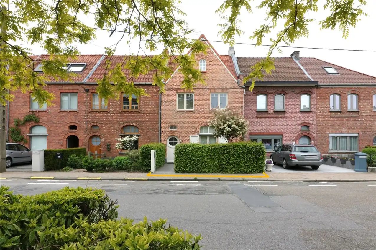 Stadswoning met drie slpk en tuintje op gunstige locatie foto {{pictureIndex}}