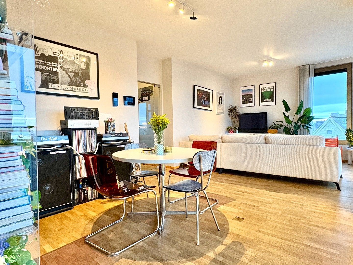 Uitzonderlijk twee slaapkamer appartement met zicht over Kortrijk. foto 6