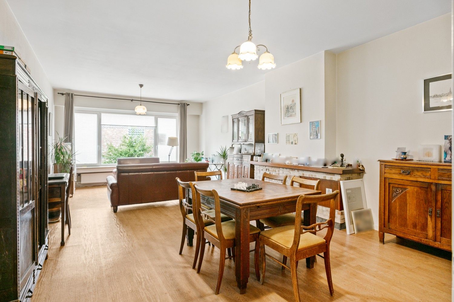 Groot 2 slaapkamer appartement met terras in een doodlopende straat in het centrum van Wijnegem! foto {{pictureIndex}}