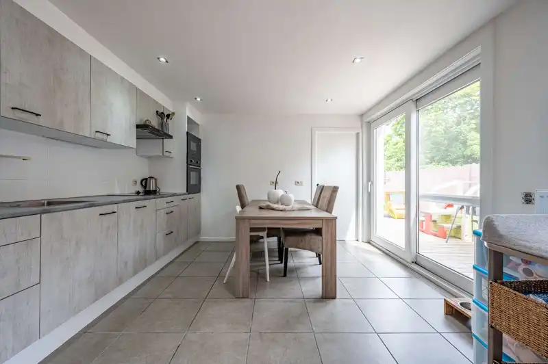 Gerenoveerde ruime gezinswoning met handelsruimte, garage, tuin en 3 slaapkamers op een perceel van 391 m² in het centrum van Wakken. foto 9