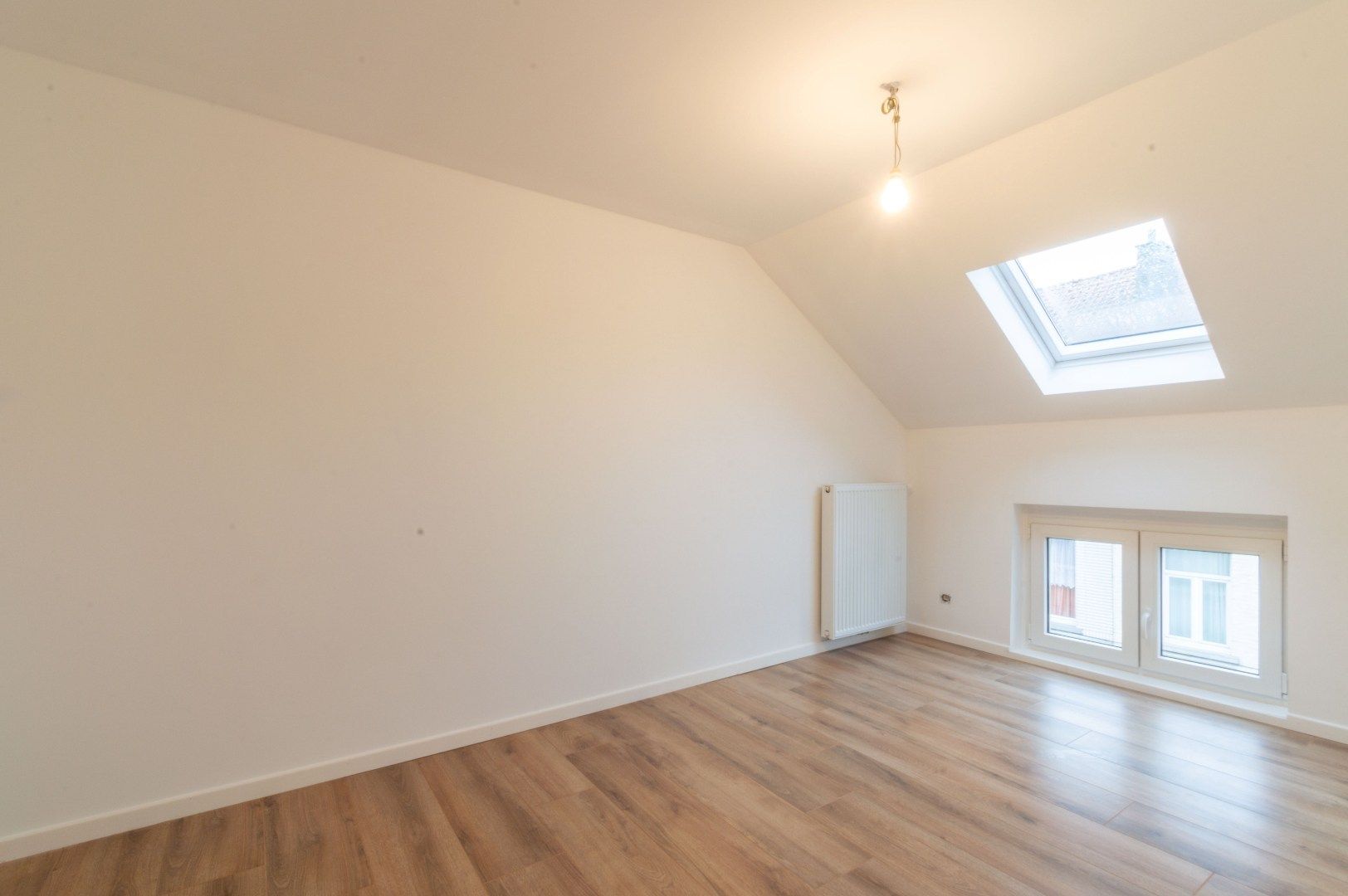 ZEER RUIME, VOLLEDIG GERENOVEERDE WONING ! foto 10