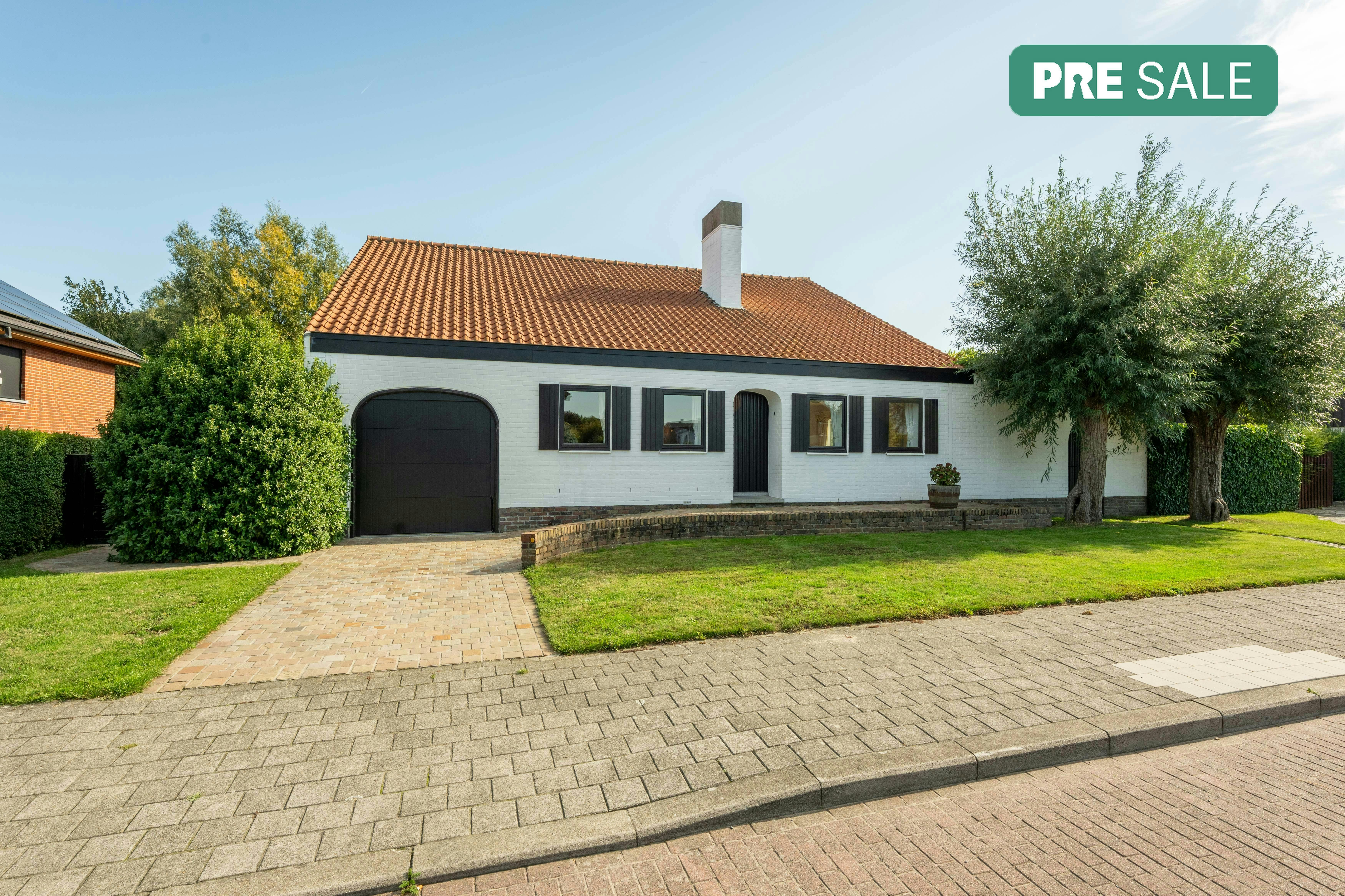 Hoofdfoto van de publicatie: Vrijstaande villa met potentieel in Merellaan te Kortrijk