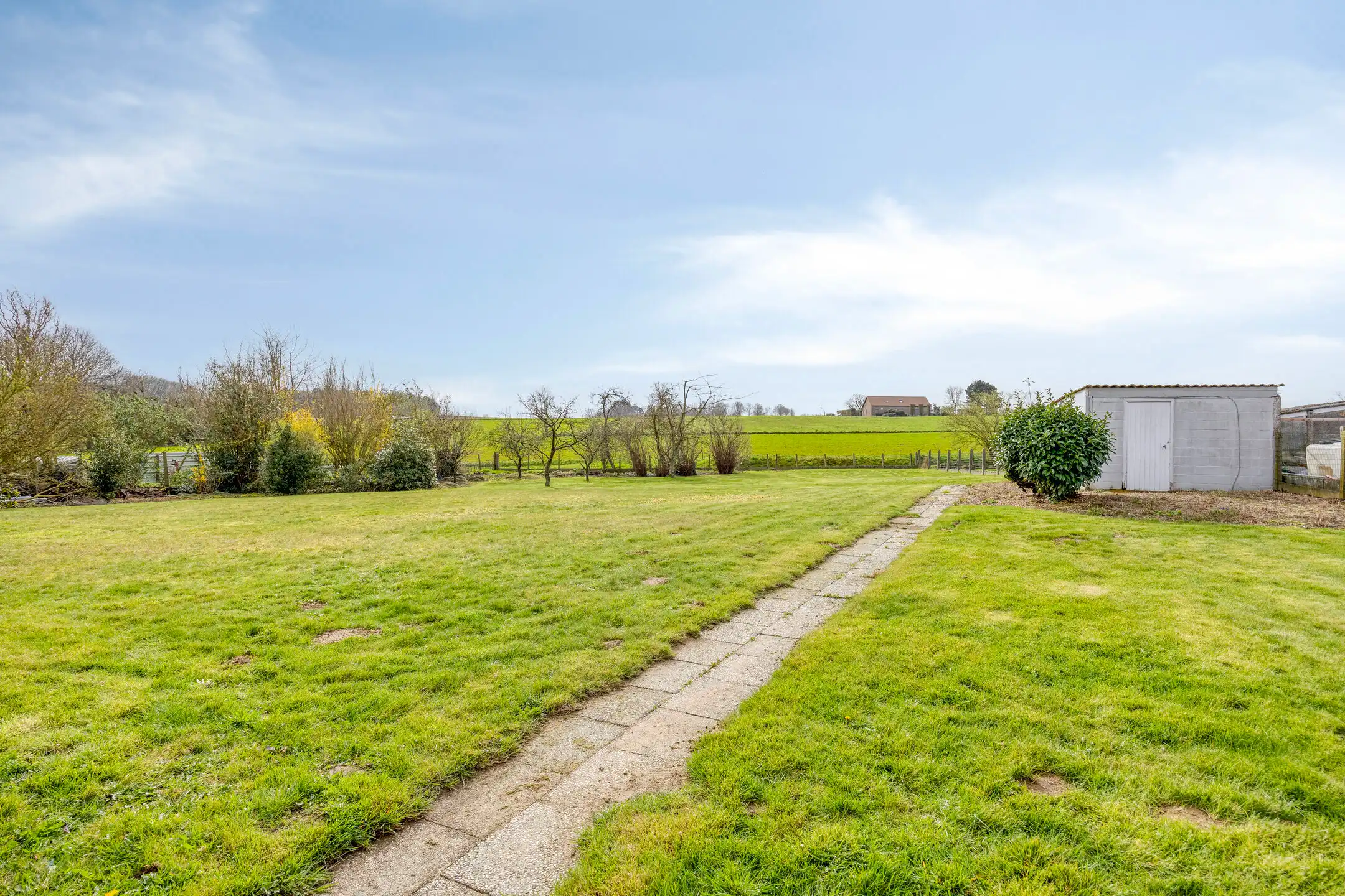 Ruime woonst met praktijkruimte op een perceel van 24 are foto 24