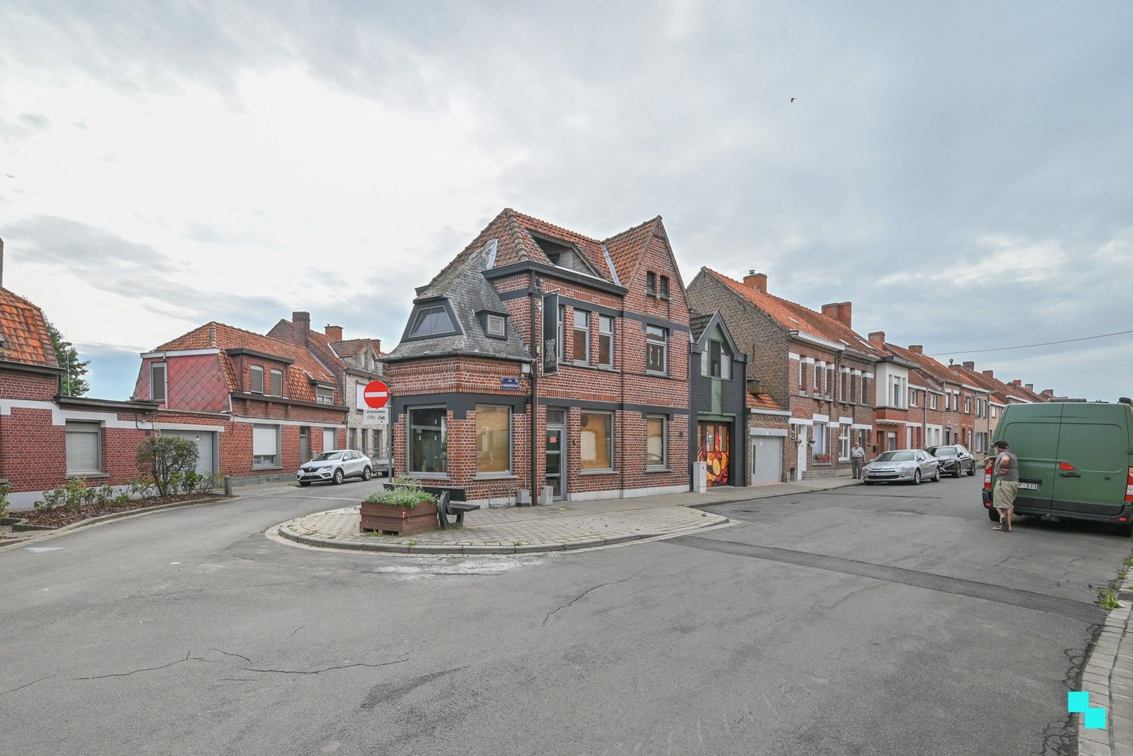 Handelswoning op uiterst zichtbaar hoekperceel te Izegem foto 1