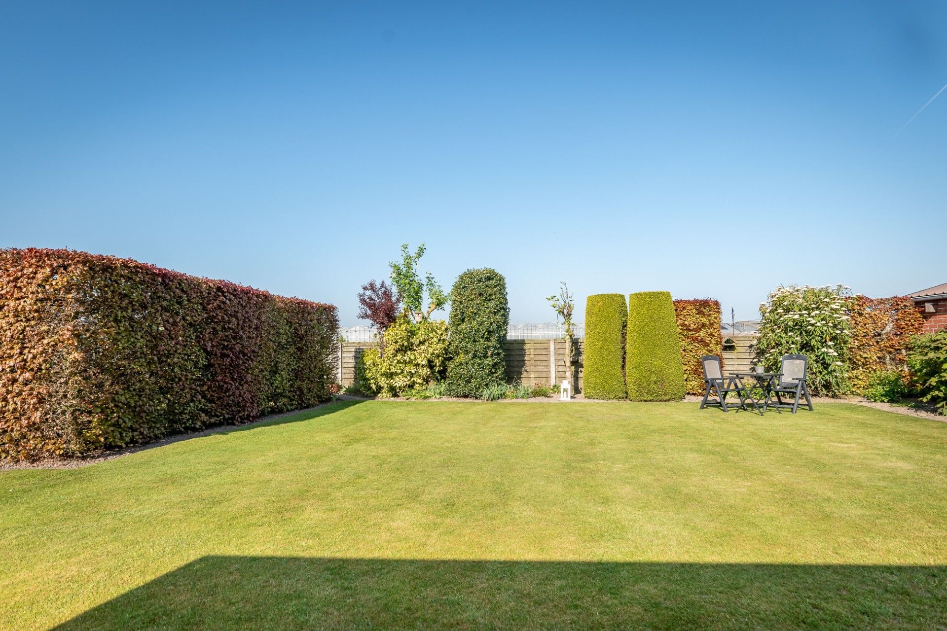 Rustig gelegen, ruime woning met magazijn foto 2