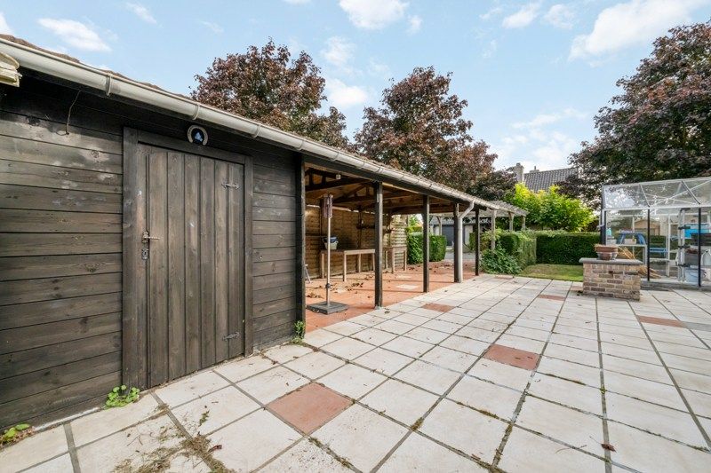 Charmante woning op hoekperceel van 551 ca met veel potentieel foto 15