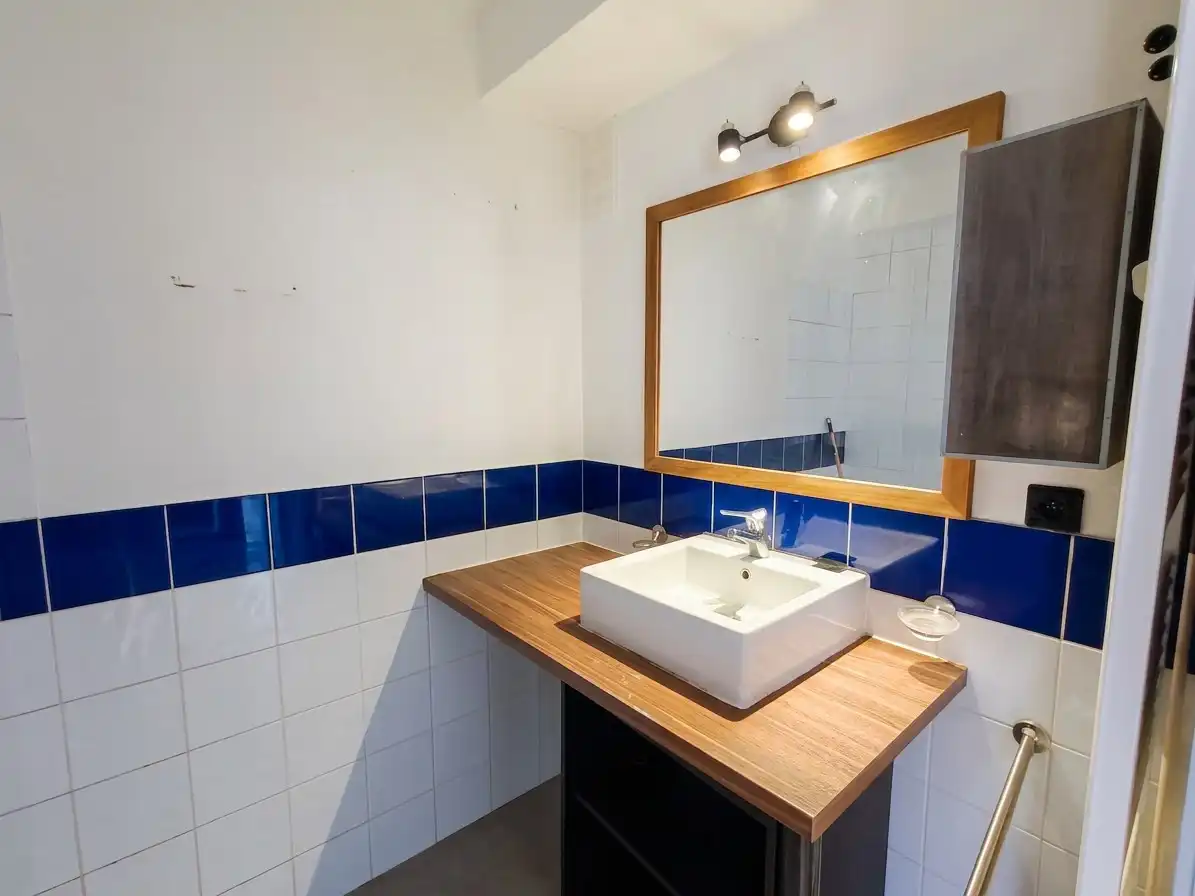 Lichtrijk appartement met panoramisch zeezicht aan de kust foto 10