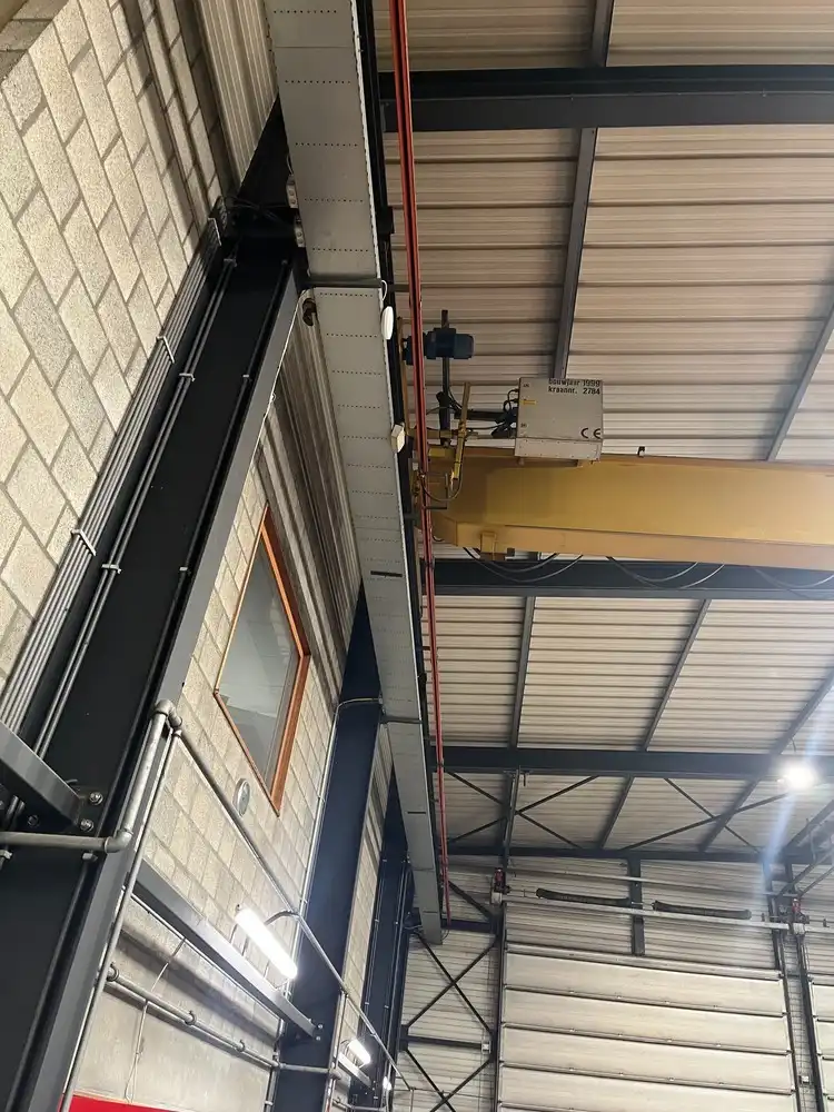 Bedrijfsgebouw met showroom foto 20