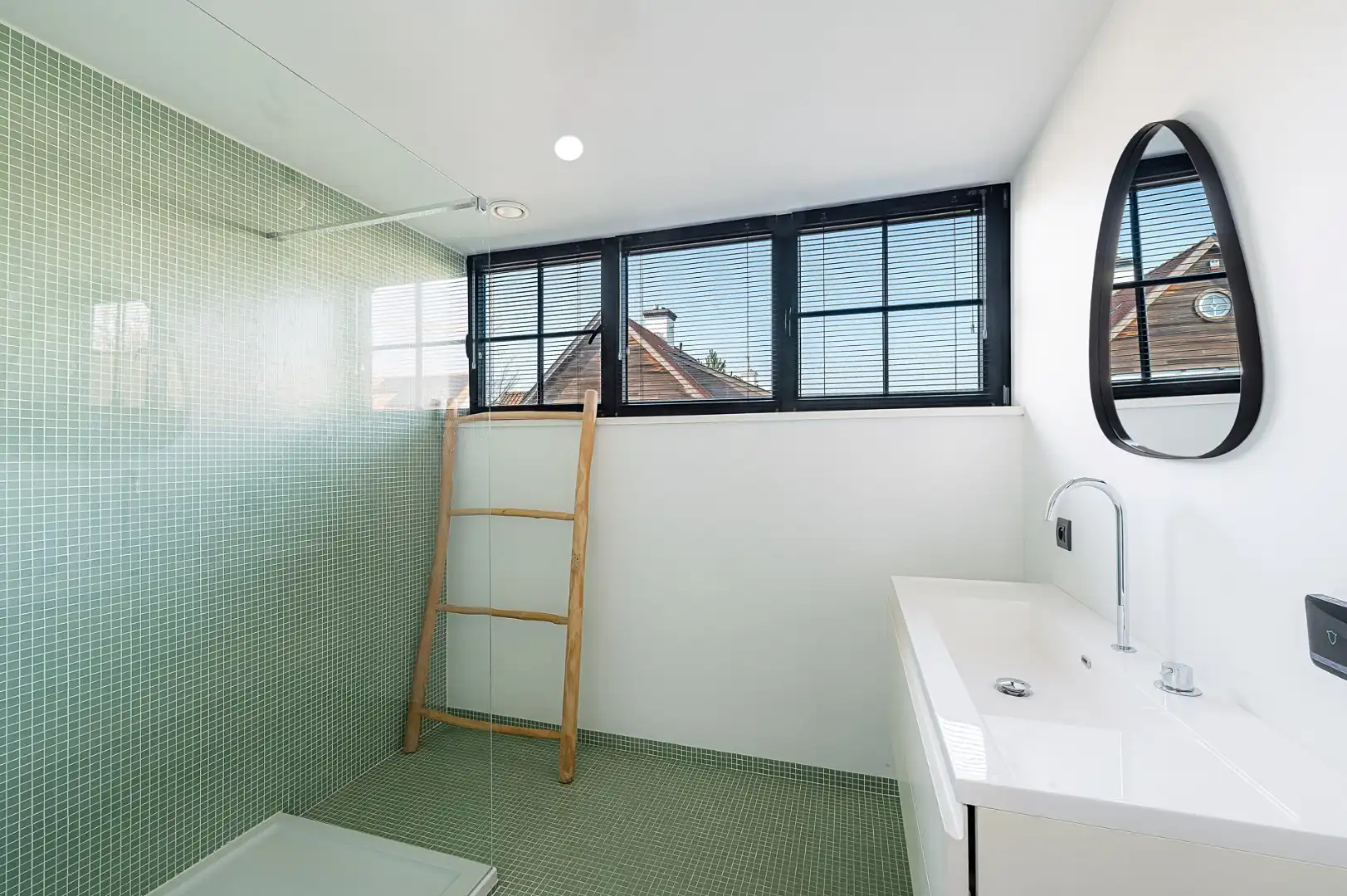 Alleenstaande villa gelegen in een rustige zijstraat van de Magere Schorre  foto 31