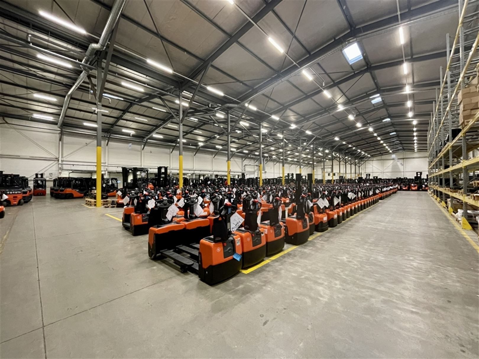 Te Huur Logistieke units + kantoor nabij Antwerpen foto 4