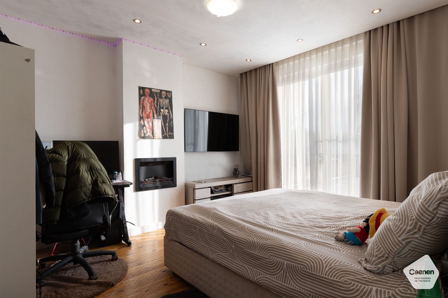 Ruime en instapklare woning met 4 slaapkamers en 3 badkamers met privé-tuin en werkplaats foto 8