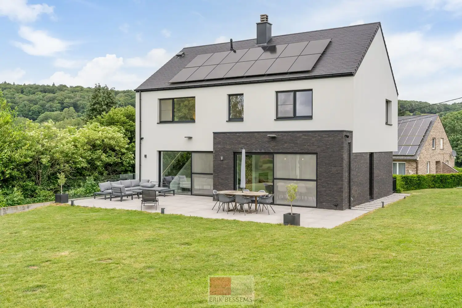 Energiezuinige, moderne woning met een bewoonbaar oppervlakte van circa 195 m², gelegen op een perceel van 776 m² in een rustige en groene omgeving. foto 2