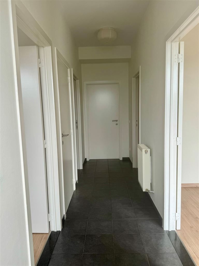 Gezellig appartement met 2 slaapkamers, 2 terrassen en garagebox gelegen in Residentie Kloosterbempden, midden in het centrum van Maaseik. foto 6