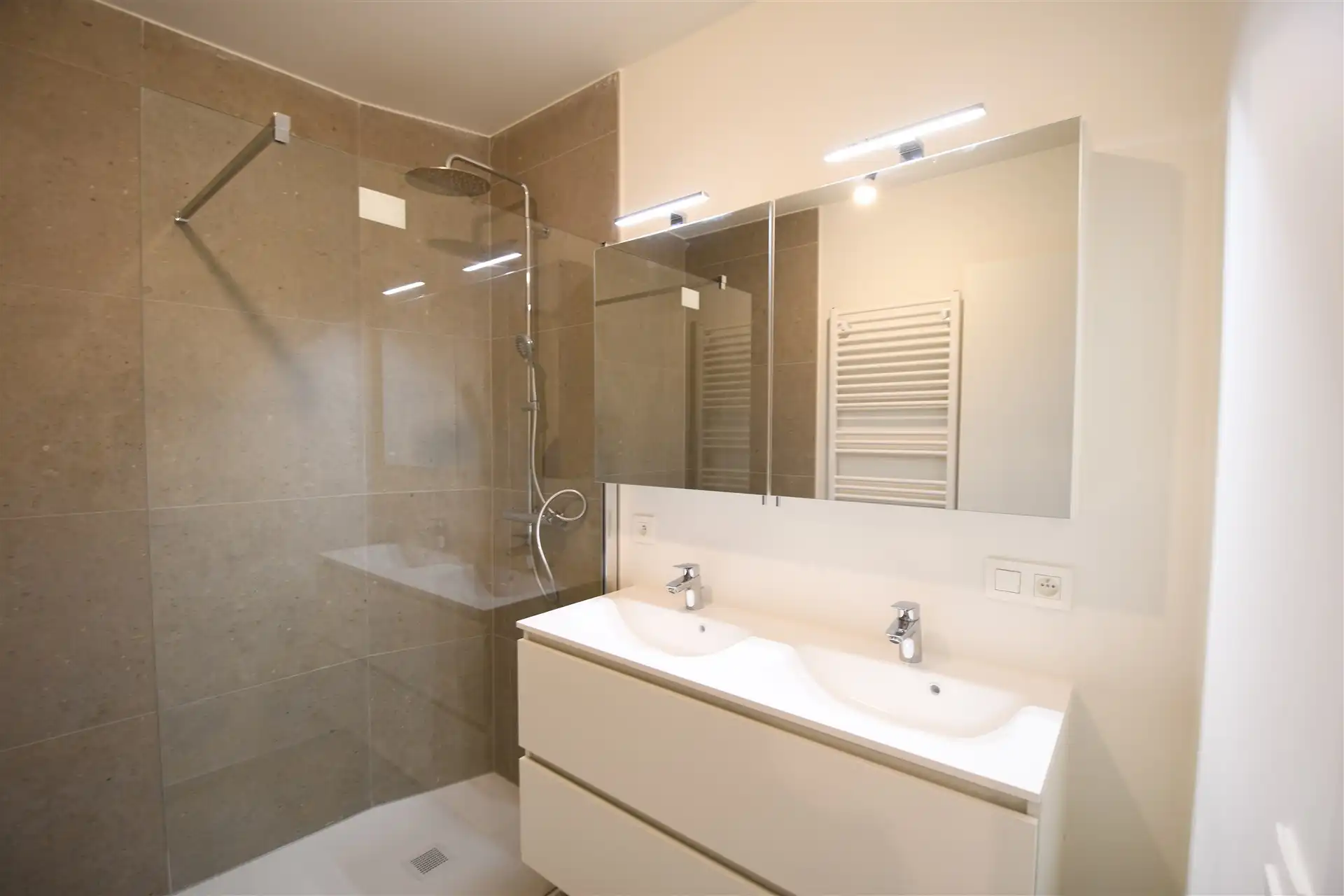 Twee slaapkamer appartement in het hartje van Stekene  foto 9