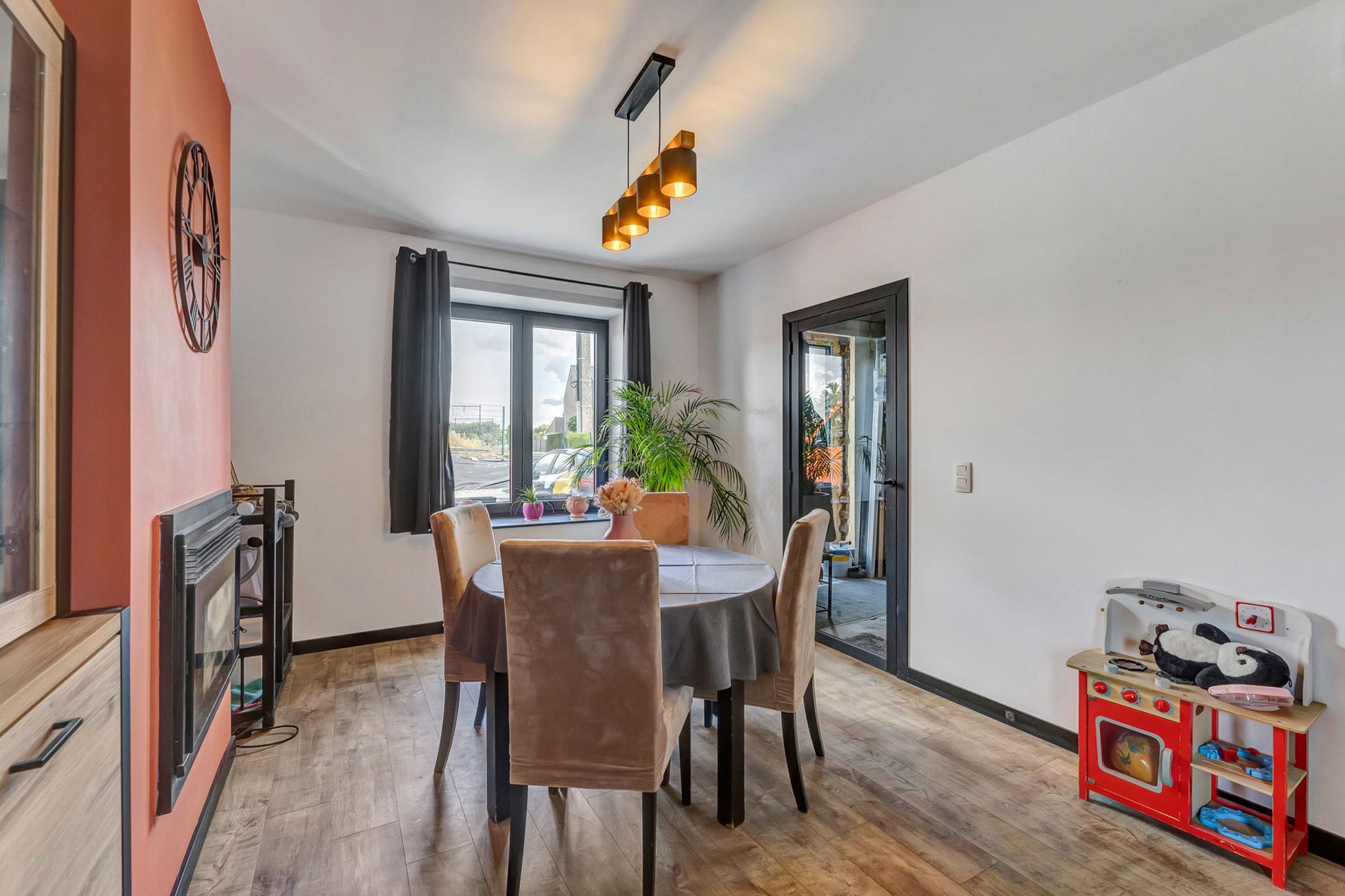 Instapklare woning met garage en ruime tuin foto 9