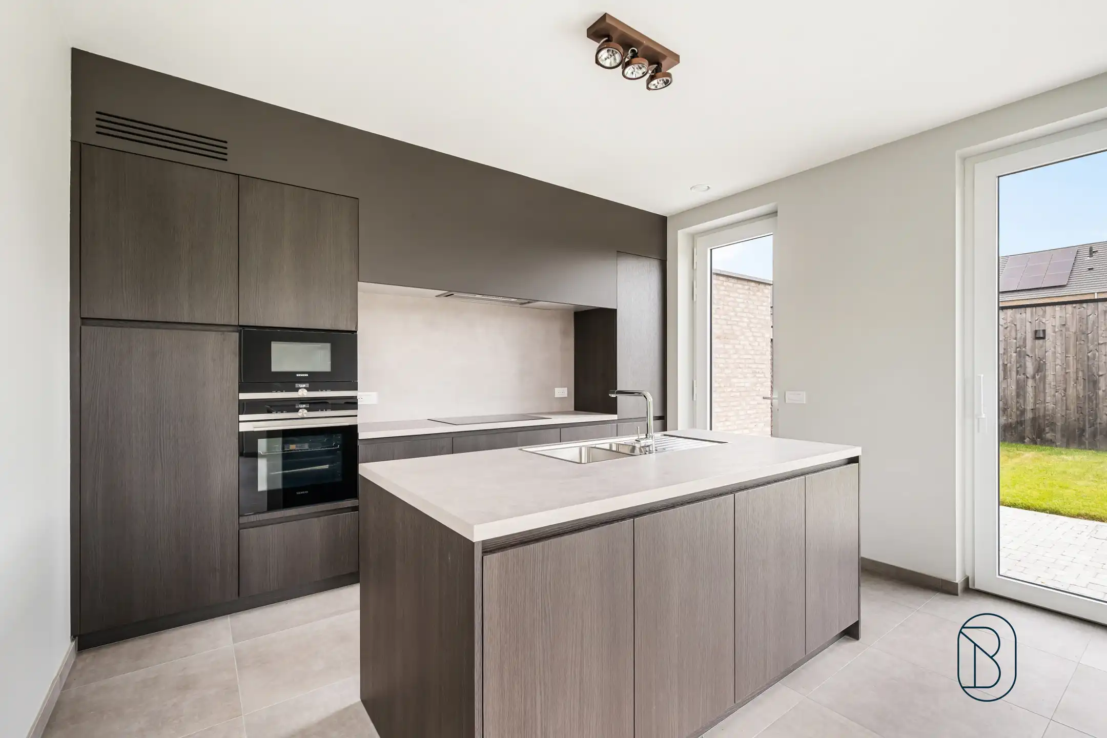 Recente halfopen bebouwing met 4 slaapkamers, tuin en garage foto 13