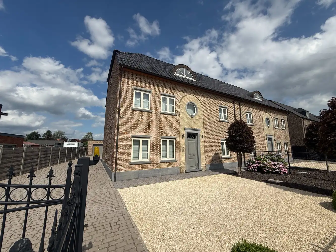 TE HUUR : PRACHTIGE WONING MET 5 SLAAPKAMERS EN 2 BADKAMERS foto {{pictureIndex}}