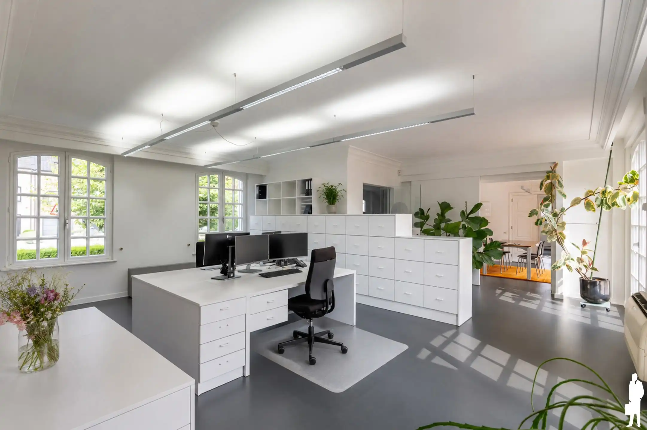 Stijlvol kantoorgebouw met tuin en 9 parkeerplaatsen foto 4