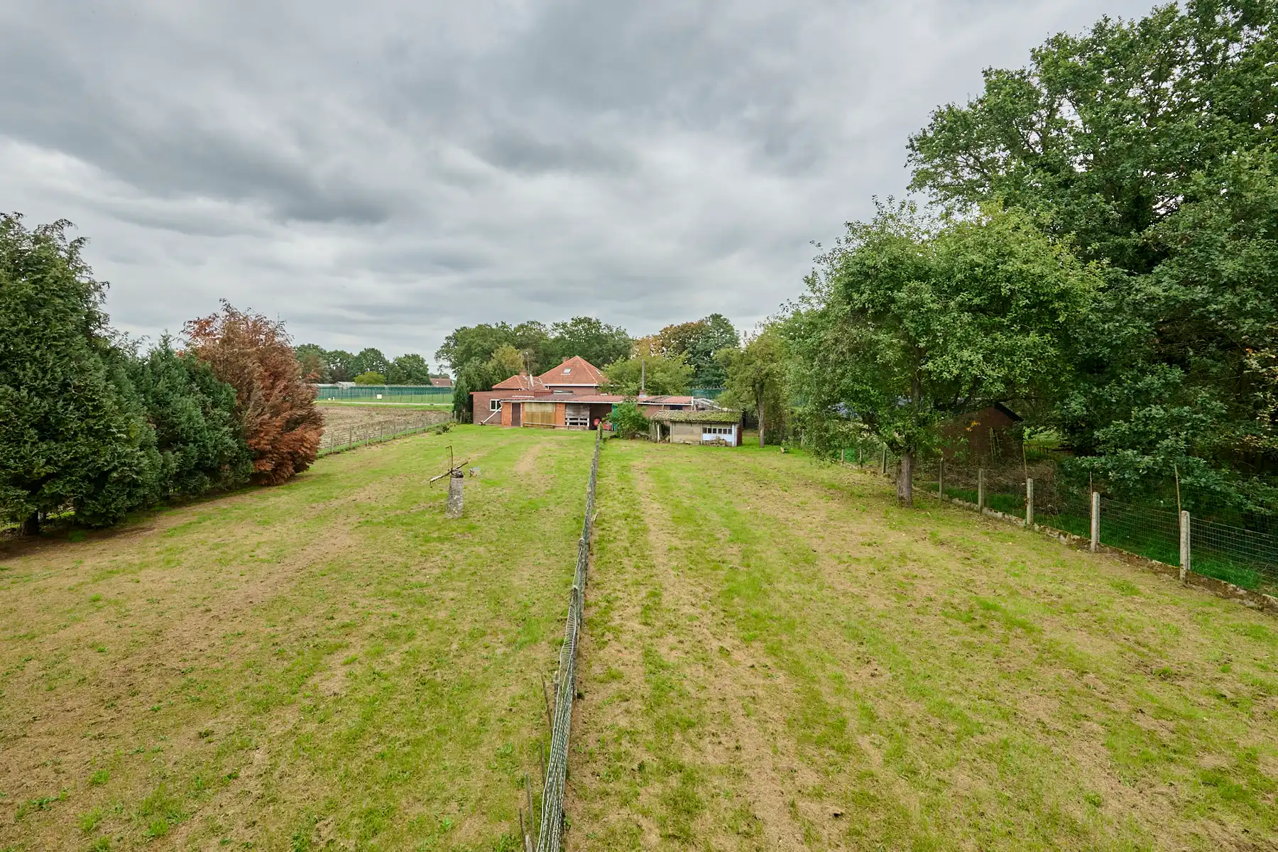Woning met potentieel op een ruim perceel van 23a foto 4