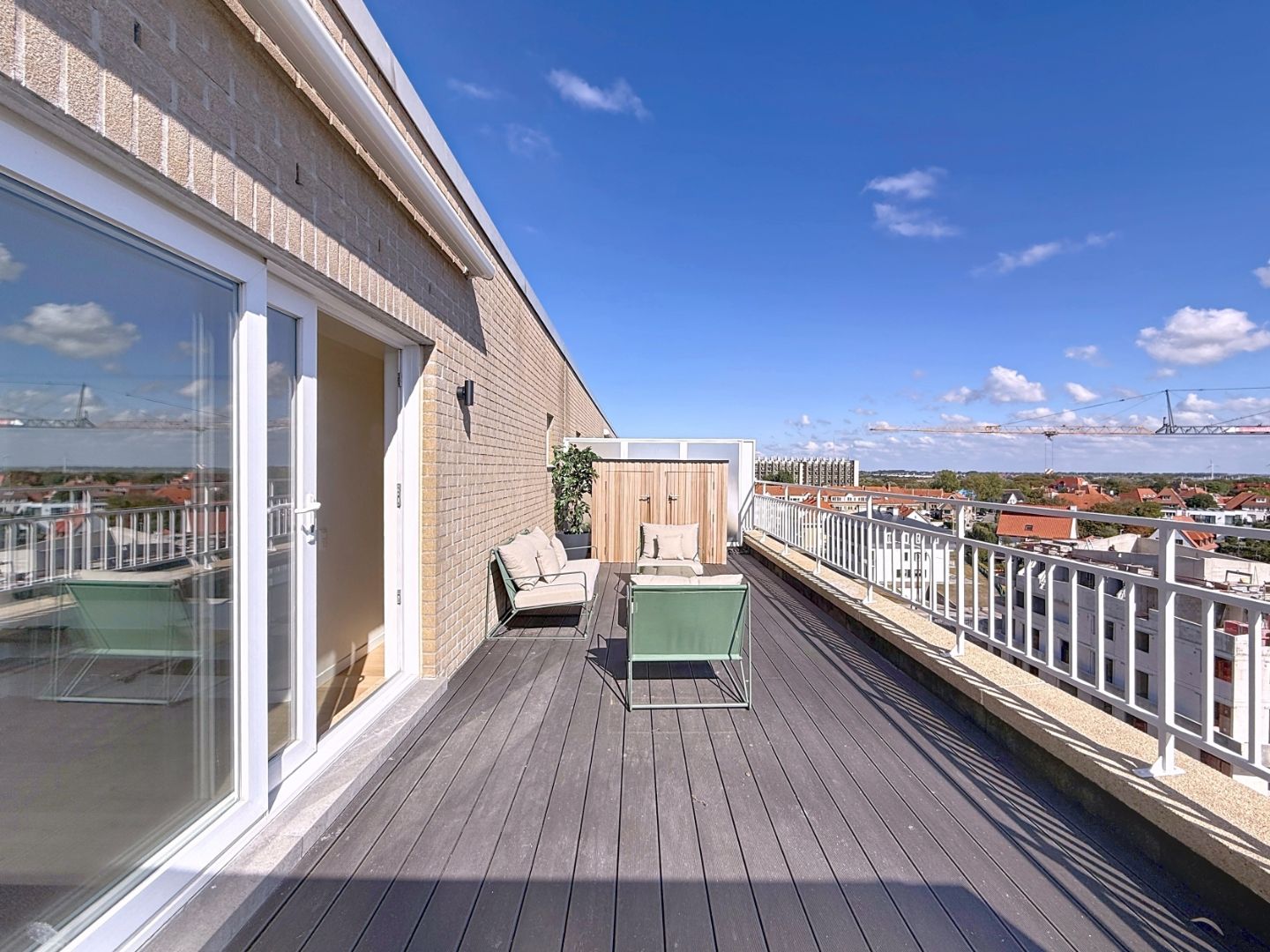 Stijlvol gerenoveerd penthouse met prachtig zicht over het hinterland foto {{pictureIndex}}
