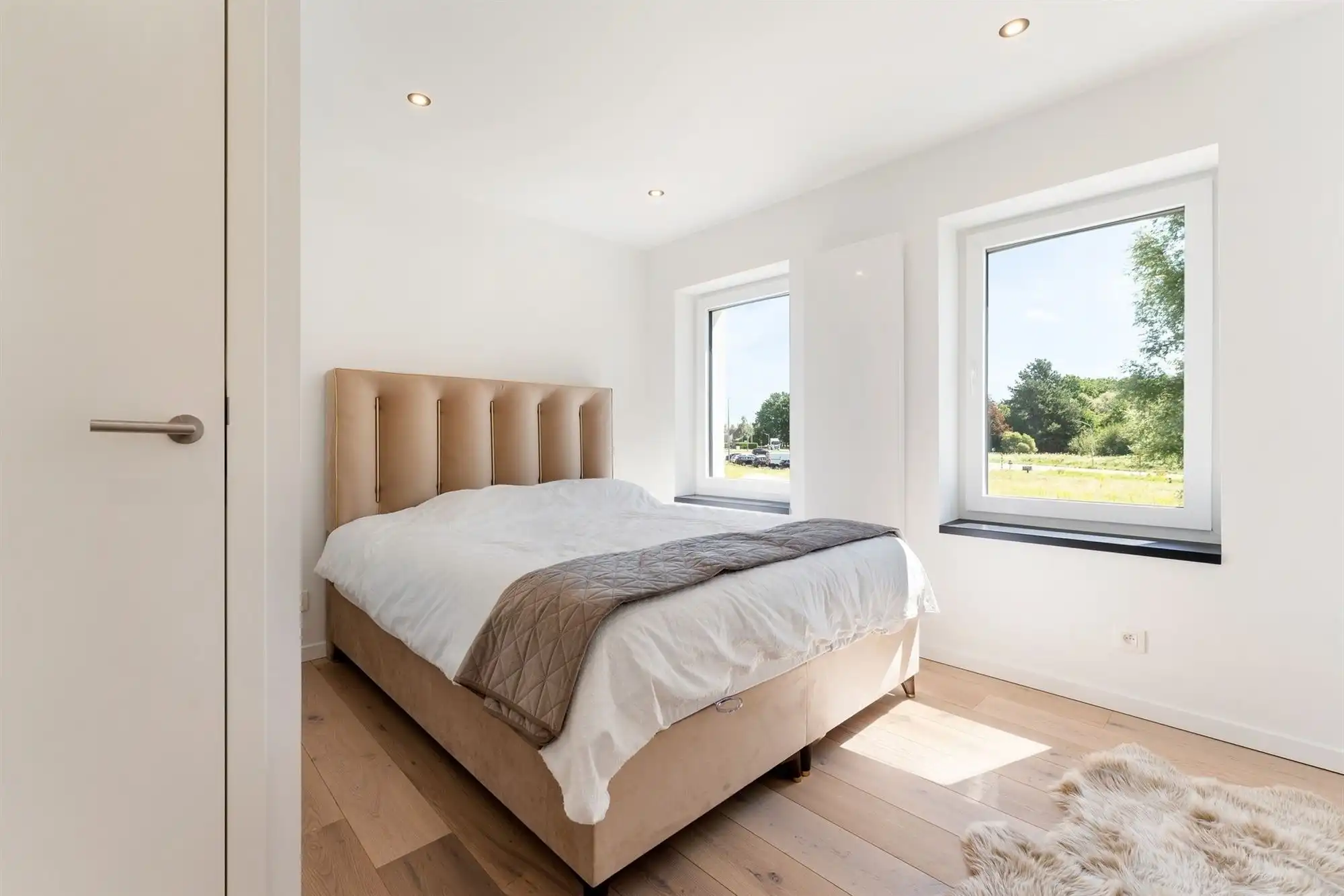 Gerenoveerde woning met oprit en zeer grote tuin foto 11