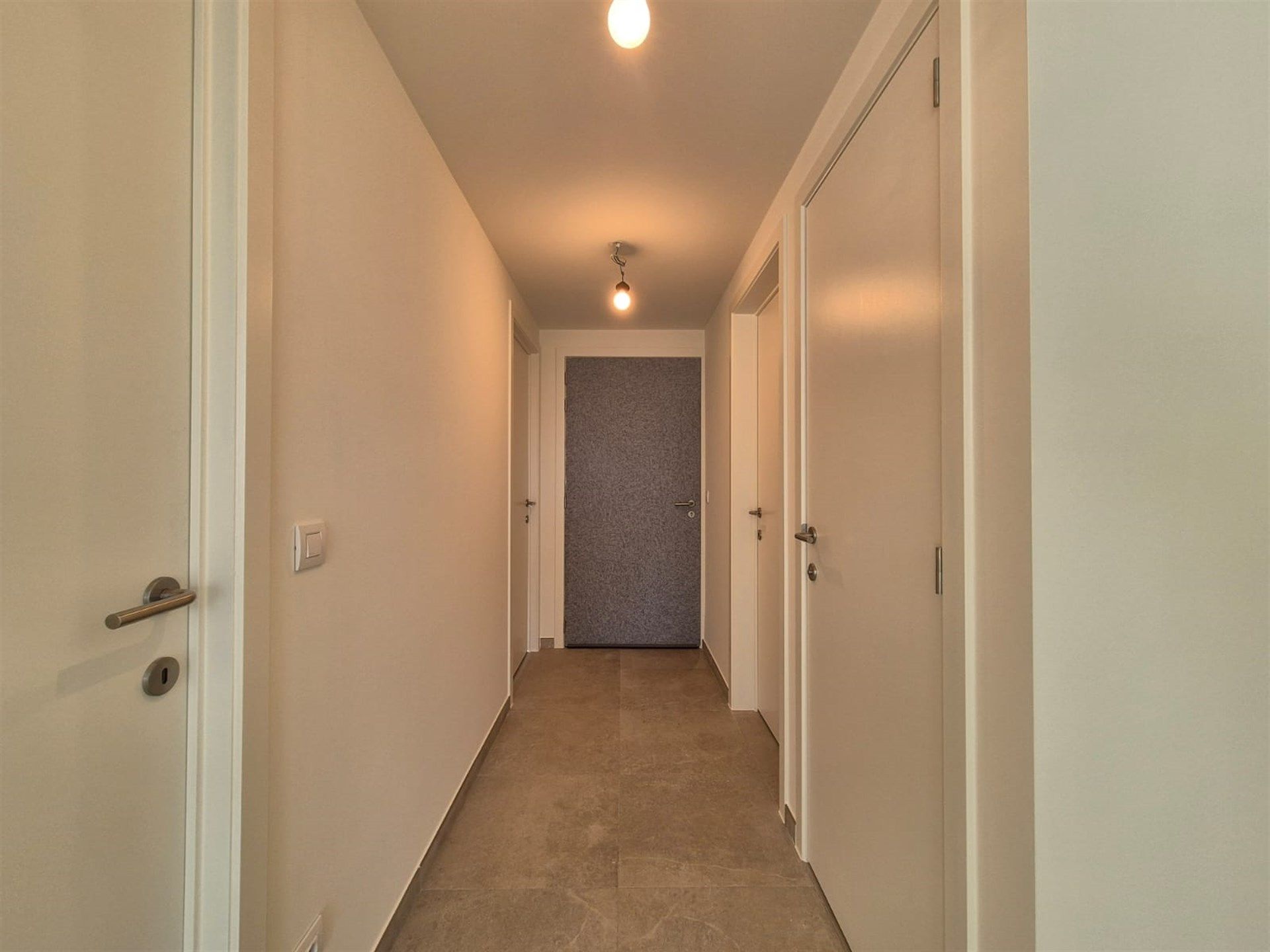Lichtrijk nieuwbouw appartement met terras en staanplaats. foto 16