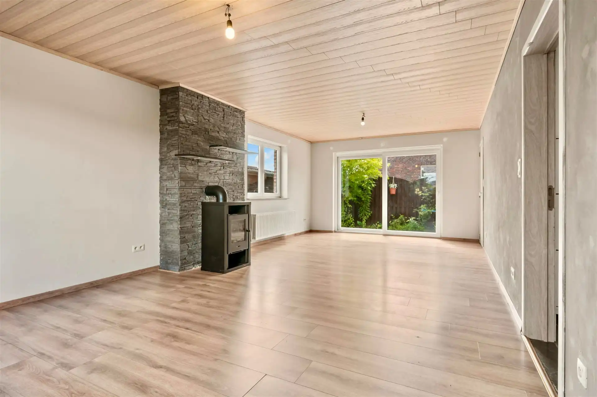 Knappe, ruime instapklare woning met 4 slpks, 2 bdks en tuin foto 6