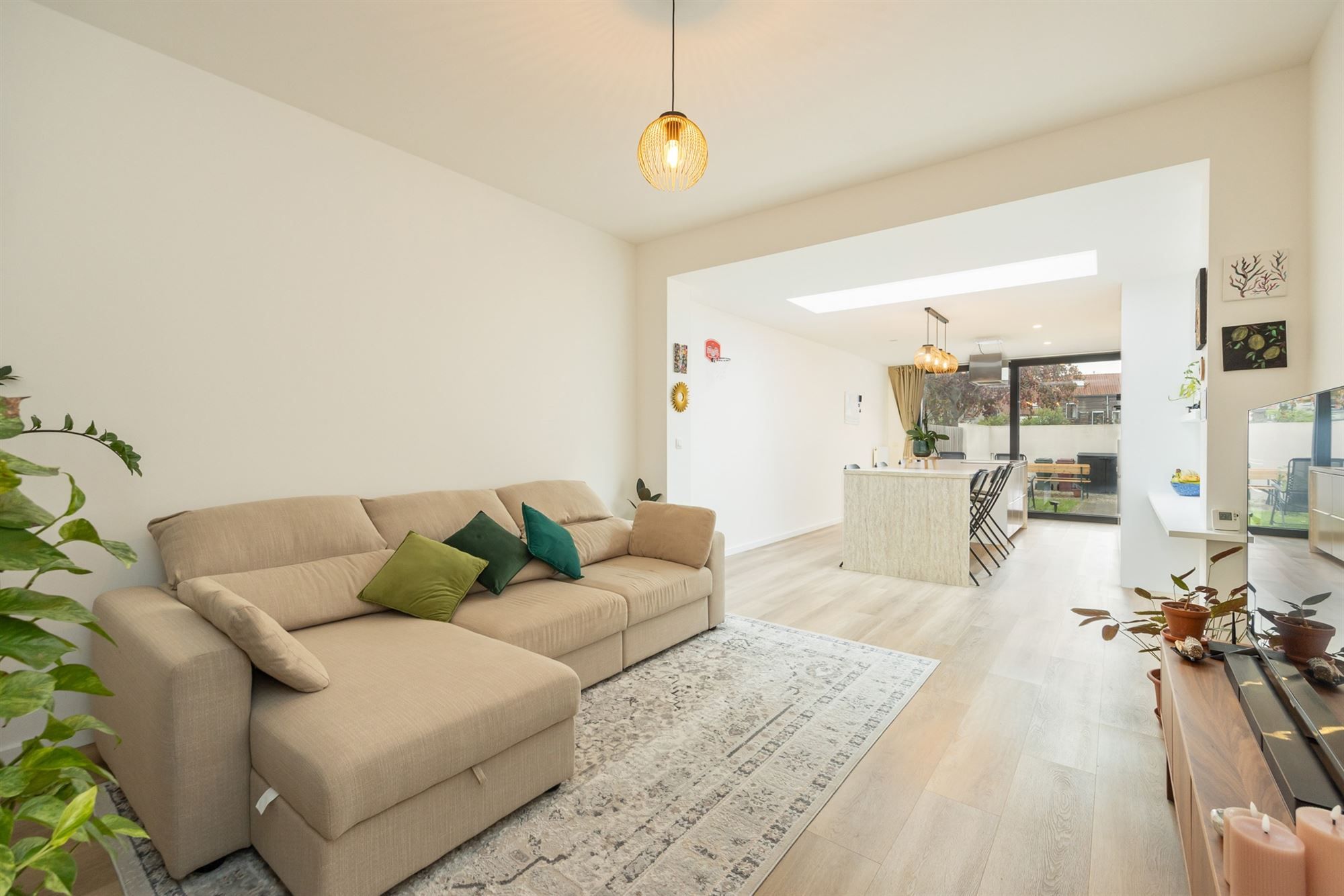 Modern gerenoveerde woning met 2 slpkmrs. en tuin foto 4