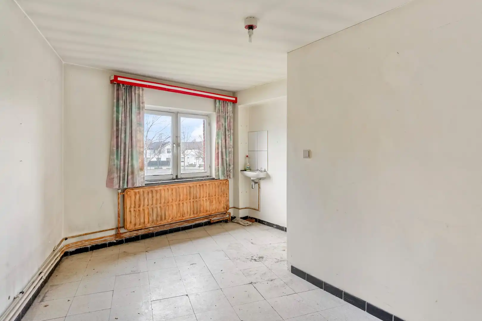 Woning met uitzonderlijk potentieel voor totale renovatie in Genk foto 15