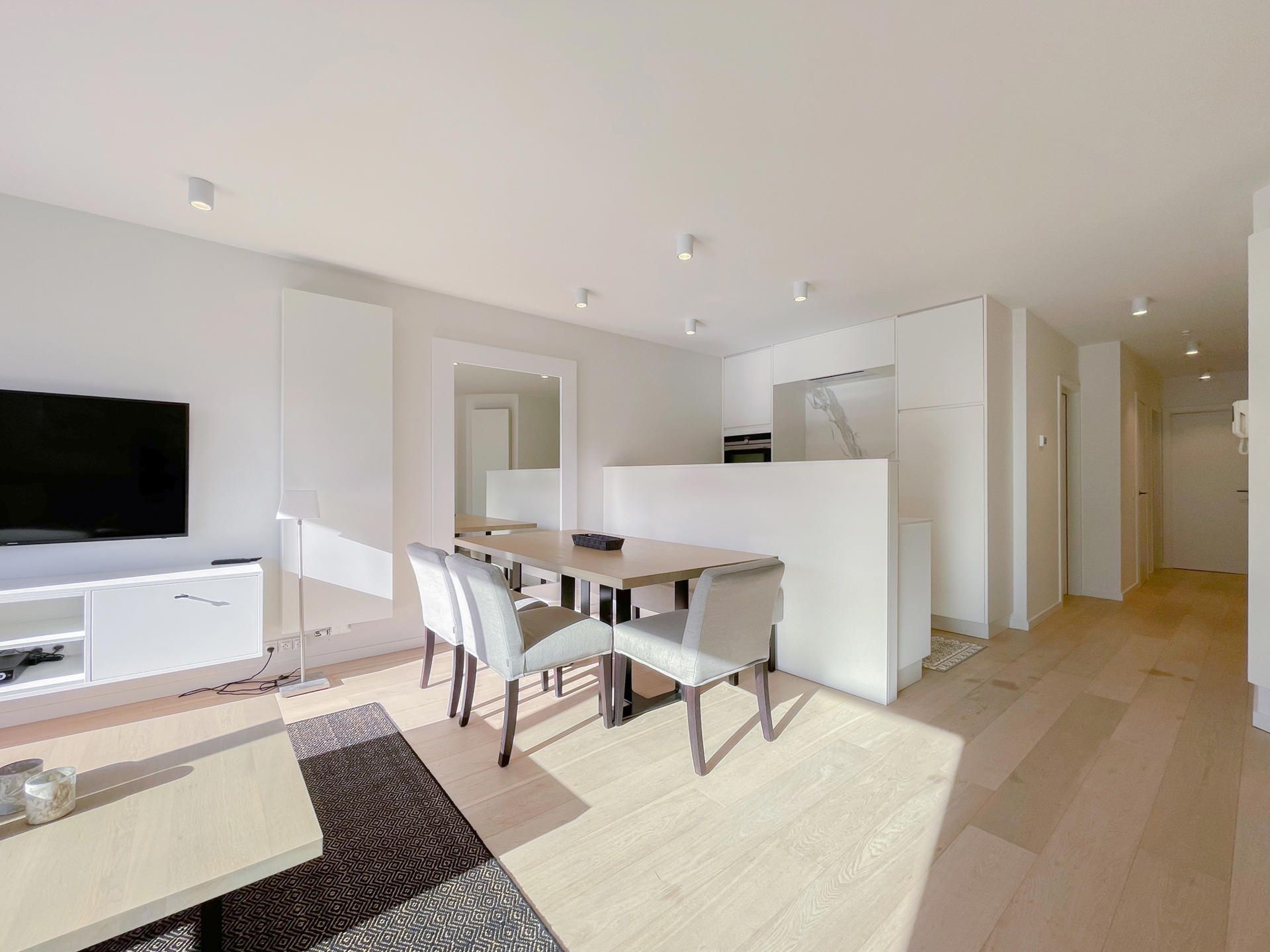 Zonnig en recent gerenoveerd appartement op topligging foto 4