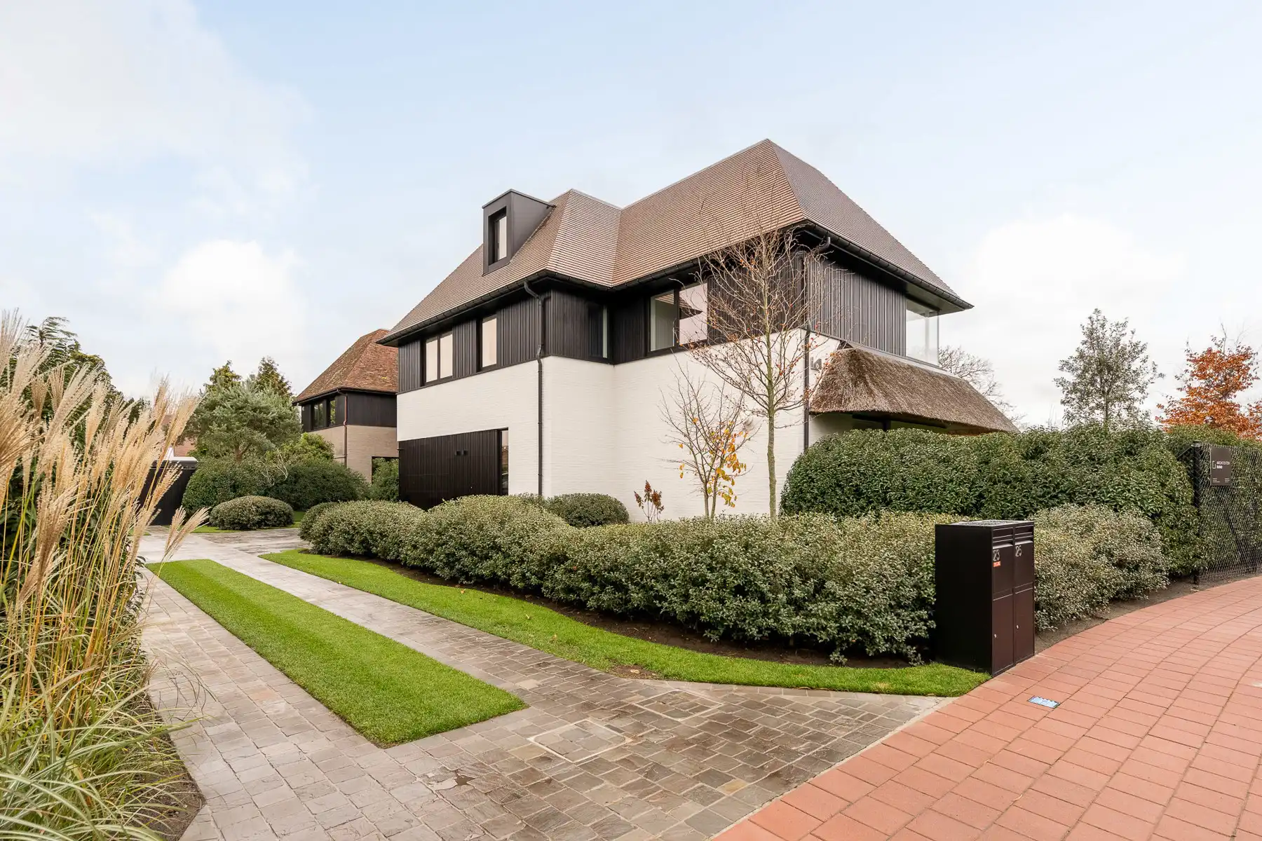 Alleenstaande energiezuinig en uitzonderlijk afgewerkte nieuwbouwvilla foto {{pictureIndex}}