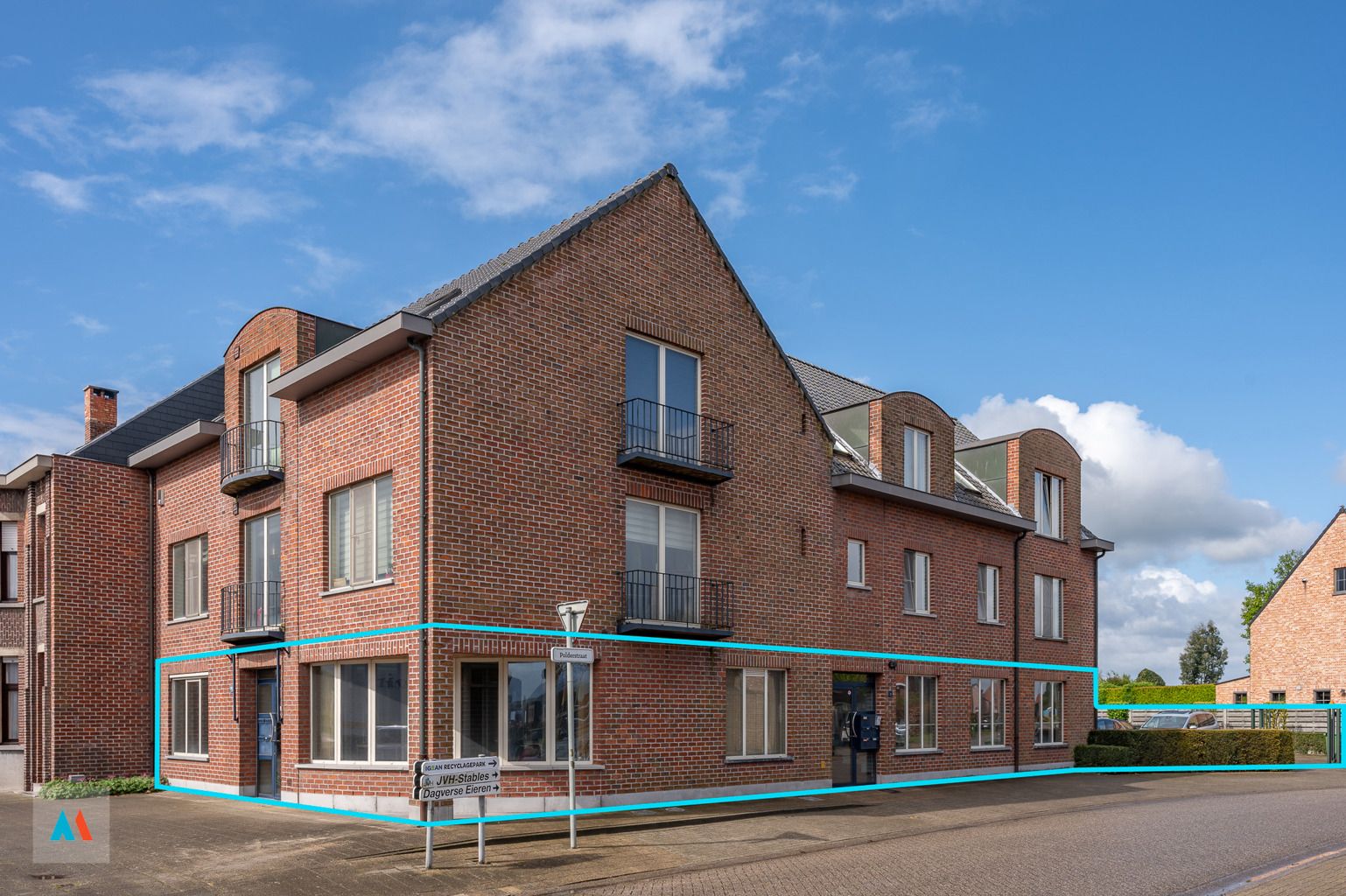 Kantoor met 8 parkeerplaatsen foto {{pictureIndex}}