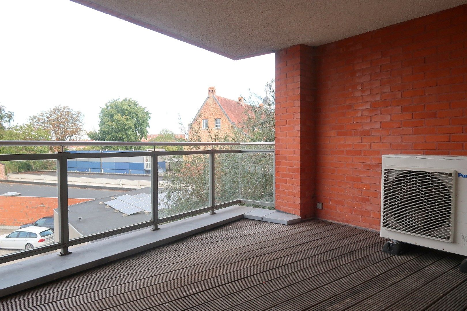Ruim instapklaar appartement met 2 slaapkamers en 3 terrassen nabij het centrum van Roeselare foto 4