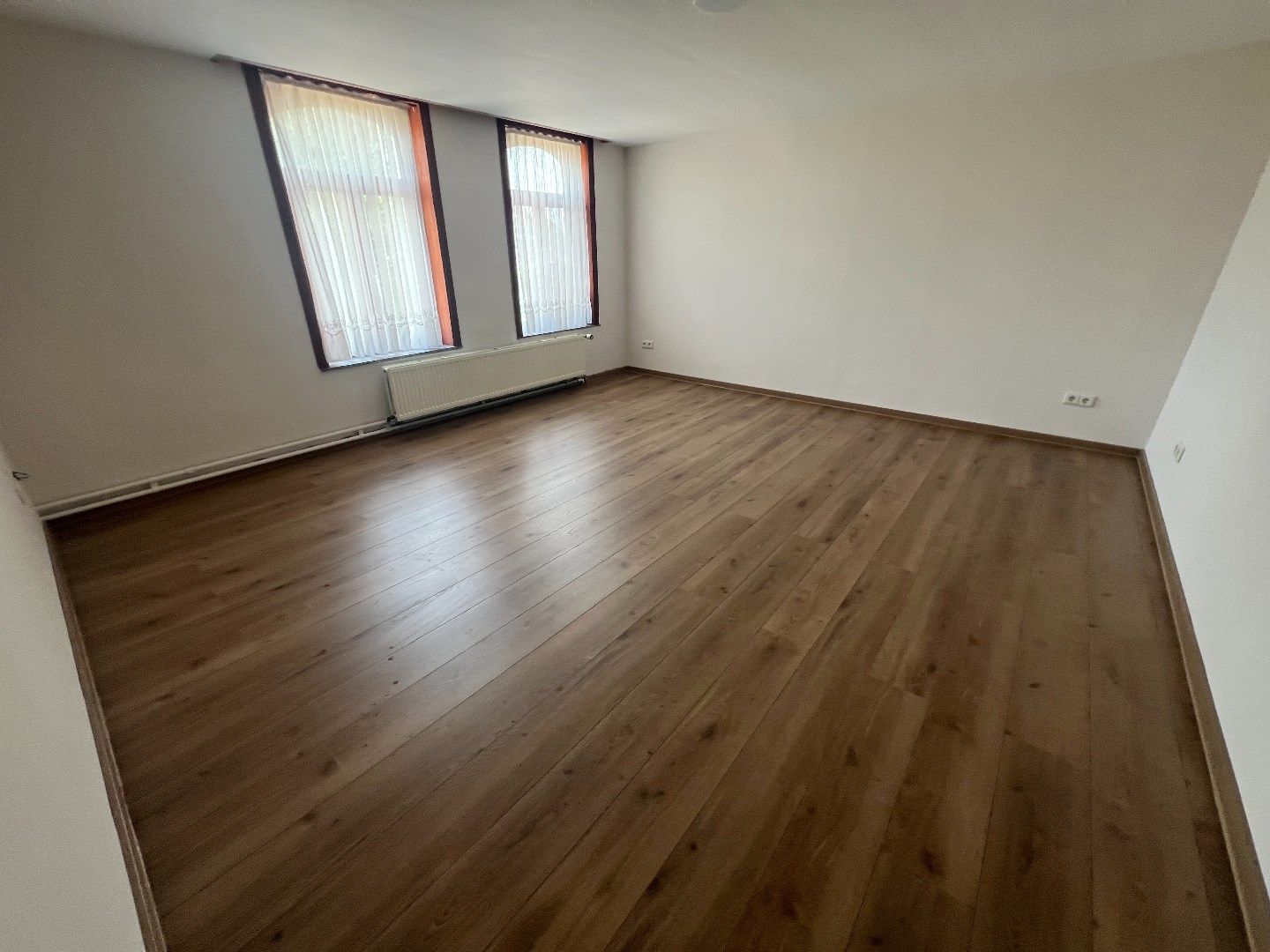 Opgefriste, ruime woning met 4 slpks, garage, carport, terras en tuin foto 11