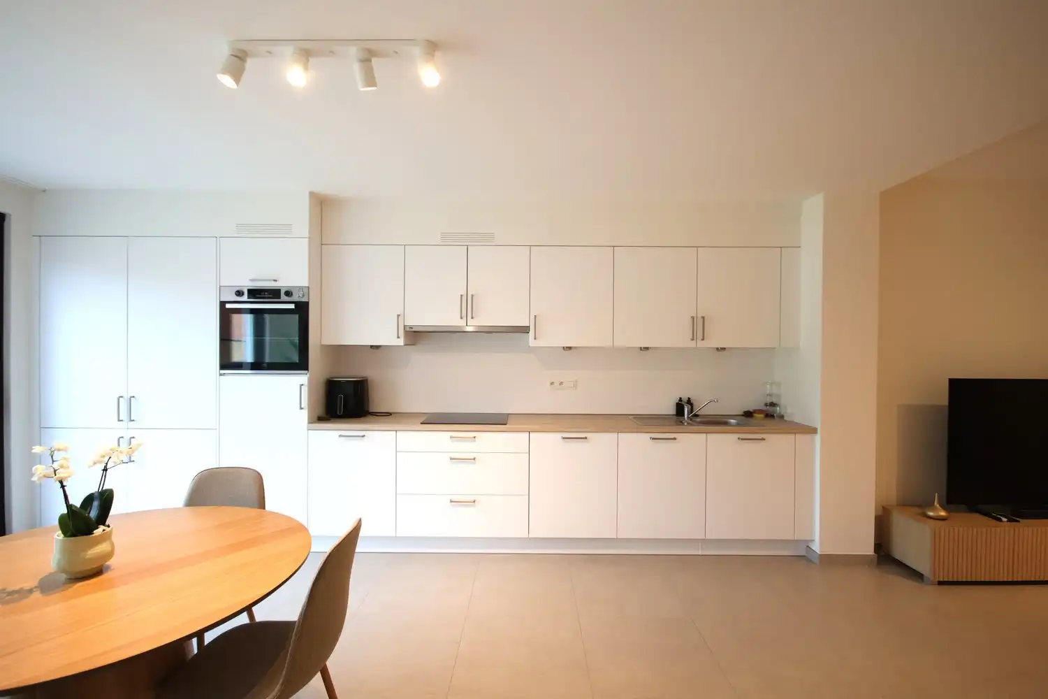 Modern vernieuwd gelijkvloers appartement met 1 slaapkamer en ruime tuin foto 7