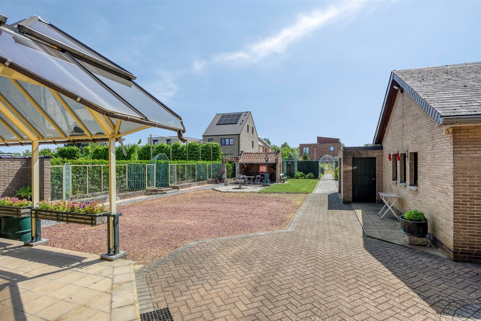 Vrijstaande woning met 4 slaapkamers, ruime tuin en garage op een riant perceel van 9a99ca, rustig gelegen nabij het centrum van Maaseik.  foto 32