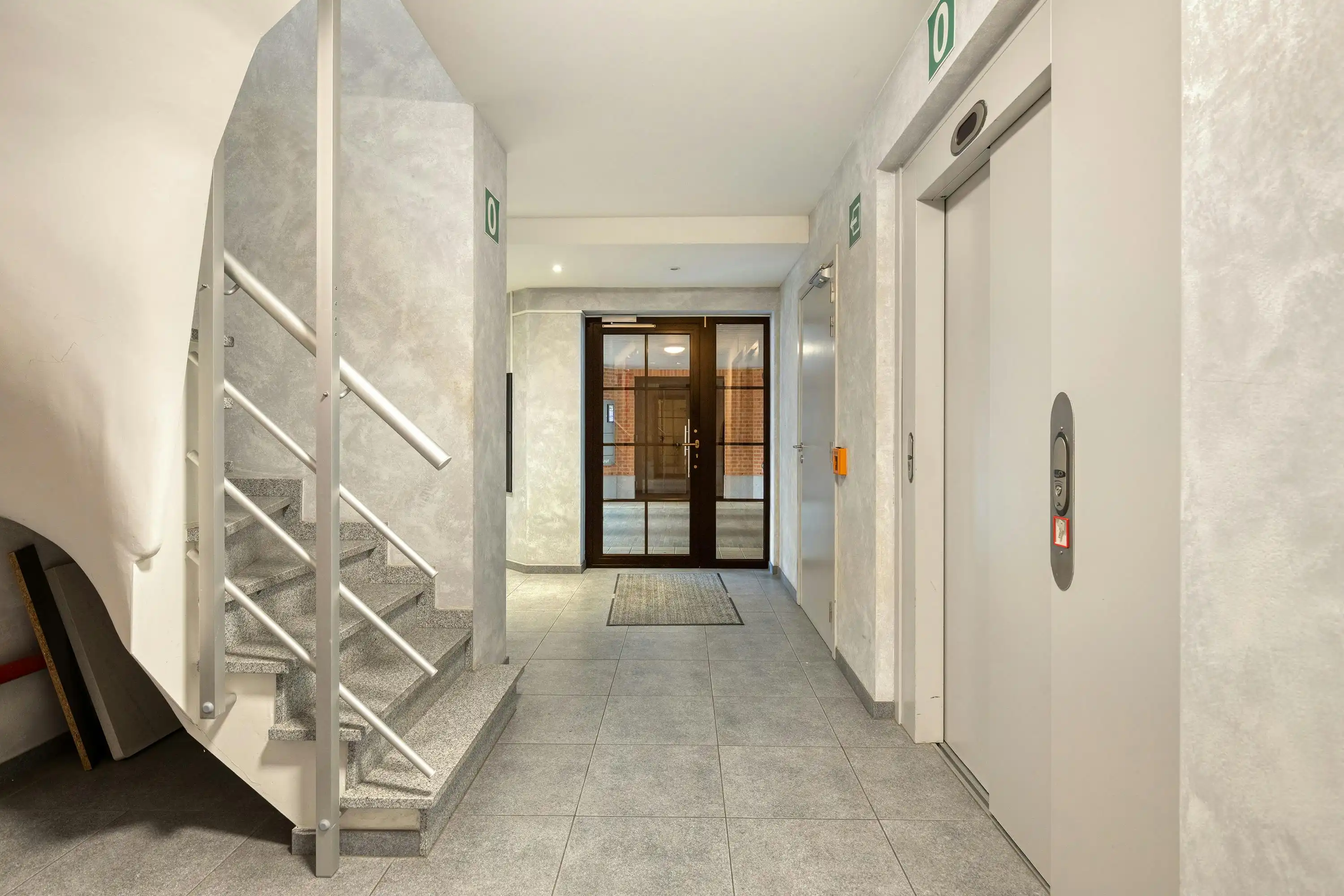 Instapklaar 1-slaapkamerappartement met garagebox in centrum Eeklo foto 2