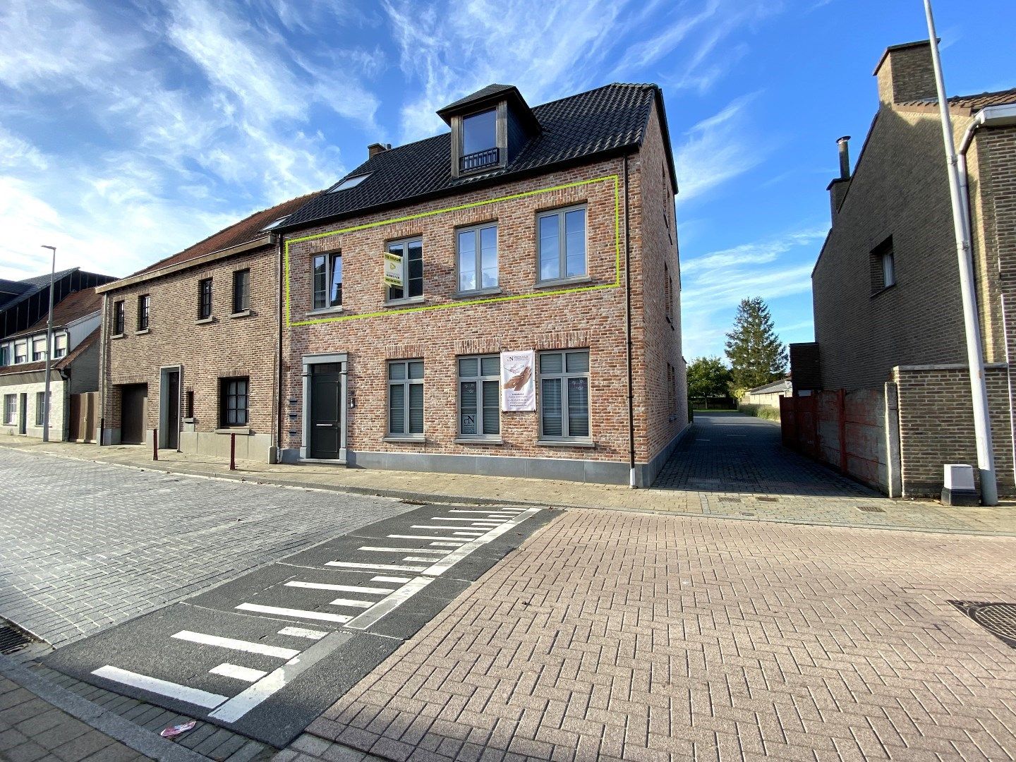 INSTAPKLAAR APPARTEMENT MET 2 SLPKS TERRAS | STAANPLAATS EN GARAGE foto {{pictureIndex}}