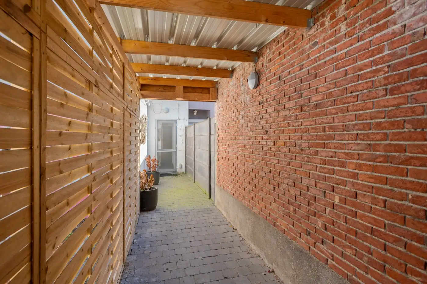 Volledig gerenoveerde woning met commerciële ruimte en 3 slpk. foto 22