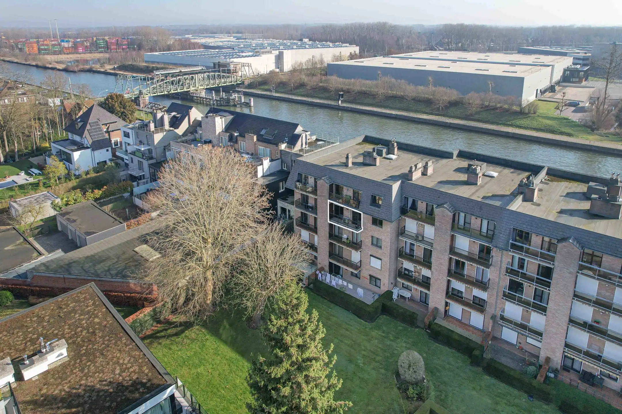 Lichtrijk appartement met terras en zicht op het water foto 25