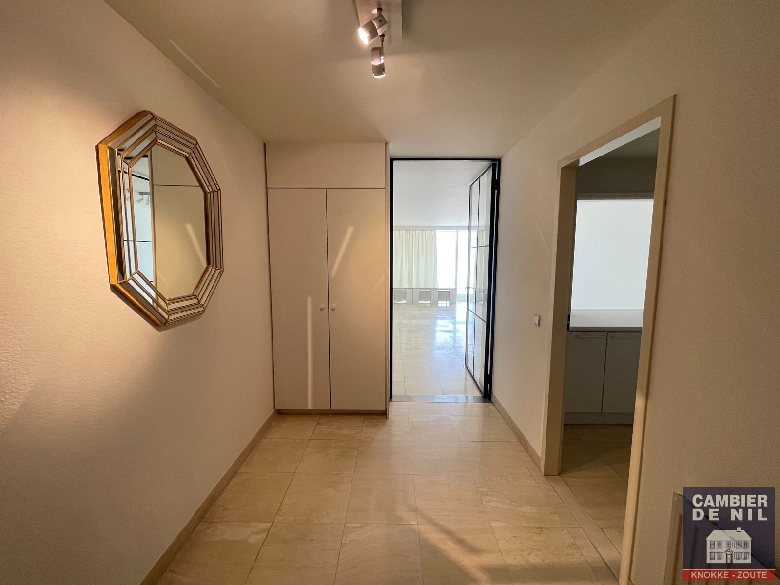 Ruim tweeslaapkamer appartement met prachtig frontaal zeezicht!  foto 4