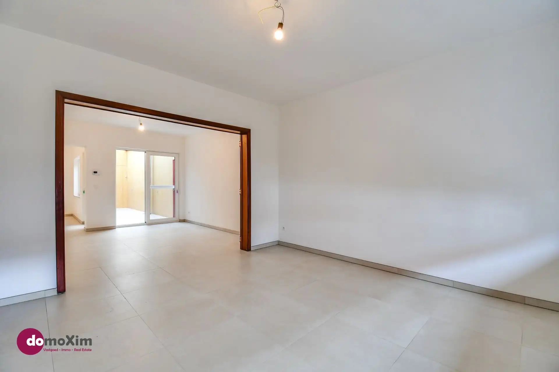 Gerenoveerde woning met loods, stallen en serre op een terrein van 32 are foto 2